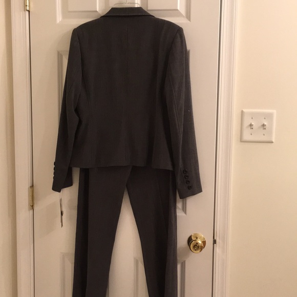 women’s suit - Picture 2 of 7